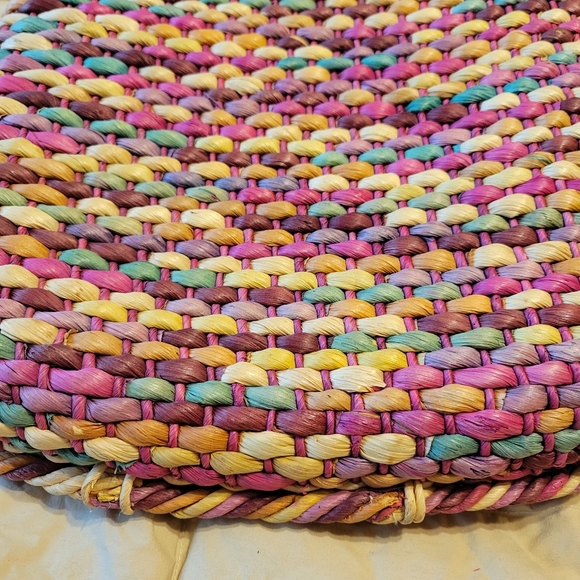 Lot of two purses: 1 beaded white clutch and 1 multicolored beach bag with strap - Picture 12 of 16